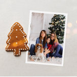 Klassieke Eenvoudige Vrolijke Kerstmis Verticale v Feestdagenkaart<br><div class="desc">Vier het seizoen met dit unieke, klassieke eenvoudige Merry Christmas verticaal volledige foto vakantie briefkaart met een vleugje charme. Het minimalistische ontwerp toont een elegant rood en groen kleurenpalet, dat de gezellige sfeer van de winter oproept. De moderne en leuke aantrekkingskracht, gecombineerd met de traditionele formulering, creëer vormen een perfecte...</div>