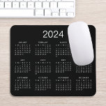 Klassieke eenvoudige zwarte en witte kalender voor muismat<br><div class="desc">Een eenvoudig klassiek 2024-kalendermuispad met witte letters op een zwarte achtergrond. U kunt zelfs meer tekst of afbeeldingen toevoegen,  achtergrondkleur aanpassen.</div>