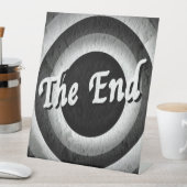 Klassieke eindcrediteringen - B&W Reclamebord Met Voetstuk (Insitu)