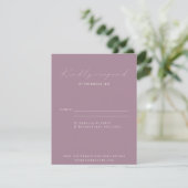 Klassieke Elegant Dusty Paars Script Wedding RSVP Kaartje (Staand voorkant)