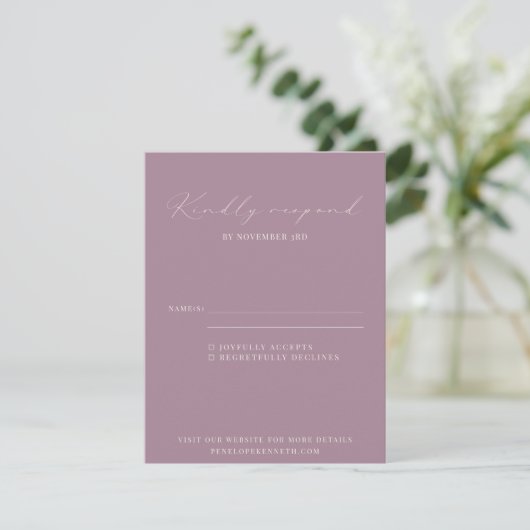 Klassieke Elegant Dusty Paars Script Wedding RSVP Kaartje (Staand voorkant)