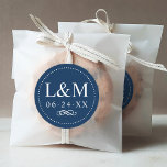 Klassieke Elegant Navy Blue Custom Wedding Monogra Ronde Sticker<br><div class="desc">Het vormelijke blauw-marinestrift-keurmerk biedt een prachtige typografie met een klassieke blokletter. De tekst van het douanemonogram kan met de bruid en groom voornaam initialen en trouwdatum worden gepersonaliseerd. Het ontwerp is gemaakt door een eenvoudig rond gestippeld lijst en voorzien van een decoratieve rol. Bekijk ons Classic Elegant marvy blue en...</div>