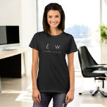 Klassieke Elegante Moderne Minimalistische Monogra T-shirt<br><div class="desc">Verhoog je stijl met ons Monogram Zwart Wit Modern Minimalistisch Elegant T-Shirt. Deze garderobe is onmisbaar om klassieke verfijning naadloos te combineren met hedendaags minimalisme, waardoor het een veelzijdige en stijlvolle toevoeging is aan je collectie. Dit T-shirt is gemaakt met nauwgezette aandacht voor detail en is meer dan alleen kleding;...</div>