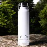 Klassieke Elegante Moderne Minimalistische Monogra Waterfles<br><div class="desc">Verhoog uw hydratatieroutine met onze Classic Elegant Modern Minimalist Monogram Black Water Bottle. Deze zorgvuldig ontworpen waterfles combineert naadloos tijdloze verfijning met hedendaags minimalisme, waardoor het een stijlvol en functioneel accessoire is voor uw dagelijks leven. Deze waterfles is vervaardigd met precisie en aandacht voor detail en is meer dan alleen...</div>