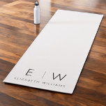 Klassieke Elegante Moderne Minimalistische Monogra Yogamat<br><div class="desc">Verhoog je yoga practice met onze Classic Elegant Modern Minimalist Monogram Yoga Mat. Deze minutieus ontworpen mat combineert tijdloze verfijning naadloos met hedendaags minimalisme, waardoor een serene ruimte ontstaat voor je geest en lichaam. Deze yogamat is vervaardigd met precisie en aandacht voor detail en is meer dan alleen een praktisch...</div>