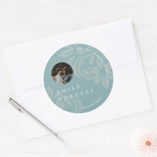 Klassieke Elegante Pewter Blue Damask Fotobruiloft Ronde Sticker (Envelop)