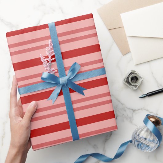 Klassieke Elegante Rode en Roze Candy Cane Stripes Cadeaupapier (Geschenken)