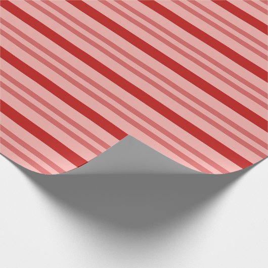 Klassieke Elegante Rode en Roze Candy Cane Stripes Cadeaupapier (Hoek)