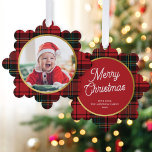 Klassieke Elegante Rode Tartan Plaid Foto Kerstmis Ornament Kaart<br><div class="desc">Deze prachtige papieren ornamenten kaarten hebben een klassieke rode tartan / plaid achtergrond. Op de voorkant van de kaart staat een eenvoudige ronde fotovorm. Op de achterkant is een bewerkbare scriptbegroeting in wit met jouw tekst in een klassiek serif lettertype. Deze ornamenten maken een fantastische vakantiekaart die vervolgens een aandenken...</div>