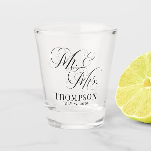 Klassieke Elegante Script Mr en Mrs Persoonlijk Shot Glas (Voorkant)