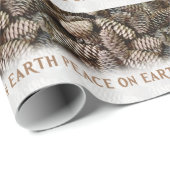 Klassieke feestdag Pine Kone Peace on Earth Cadeaupapier (Rol Hoek)