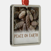 Klassieke feestdag Pine Kone Peace on Earth Metalen Ornament (Rechts)
