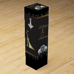 Klassieke Gatsby Deco Wedding Wine Box Wijn<br><div class="desc">Klassieke en gesofisticeerde,  zwarte en gouden kleuren in de kunstdecostijl van de jaren '20,  Roaring Twenties Gatsby Style  en Elegant,  met een 'Great Gatsby'-thema uit 1920 in zwarte en gouden tonen. Een zwarte achtergrond benadrukt het ingewikkelde geometrische Kunstdecostijlontwerp en het schrijven die in een gradiëntgoud worden gecreeerd.</div>
