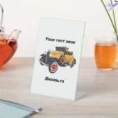 Klassieke gele auto 1931 reclamebord met voetstuk (Insitu)