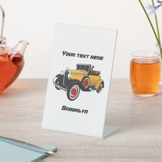 Klassieke gele auto 1931 reclamebord met voetstuk (Insitu)