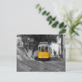 Klassieke gele tram in Lissabon. Briefkaart (Staand voorkant)
