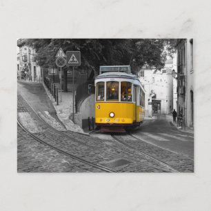 Klassieke gele tram in Lissabon. Briefkaart