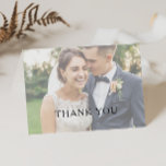 Klassieke, gevouwen foto voor- en achterkant bedankkaart<br><div class="desc">Deze klassieke,  minimalistische foto op de voorzijde en achterzijde is te danken aan uw kaart voor een eenvoudige en elegante bruiloft. De zwarte en witte  typografie geeft het een klare formele aanraking. Houd het zoals is,  of verkies om het met kunstwerk of grafiek van uw keus te personaliseren.</div>