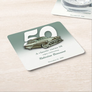 Klassieke groene auto wordt 50 jaar kartonnen onderzetters