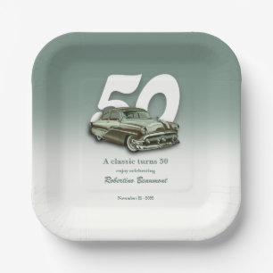 Klassieke groene auto wordt 50 jaar papieren bordje