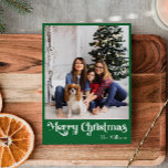 Klassieke groene vrolijke kerst verticale foto feestdagenkaart<br><div class="desc">Vier het seizoen met deze unieke, klassieke groene Merry Christmas verticale foto vakantie kaart met een vleugje charme. Het minimalistische ontwerp toont een elegant groen kleurenpalet, dat de gezellige sfeer van de winter oproept. De moderne en leuke aantrekkingskracht, gecombineerd met de traditionele formulering, creëer vormen een perfecte balans tussen stoutmoedigheid...</div>