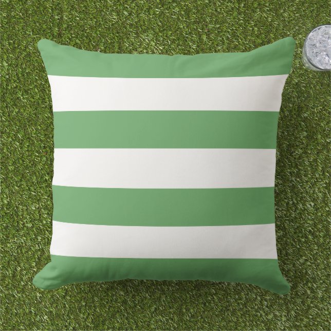 Klassieke groene witte brede horizontale streep buitenkussen (Gras)