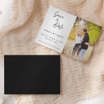 Klassieke handgeschreven scriptfoto | Bruiloft Save The Date<br><div class="desc">Een klassieke handgeschreven scriptfoto slaat de datum van de huwelijksaankondiging op. Deze save the date kaart is voorzien van een elegante scripttekst met een eenvoudig zwart-wit thema. Pas de tekst aan met alle details voor uw speciale dag.</div>