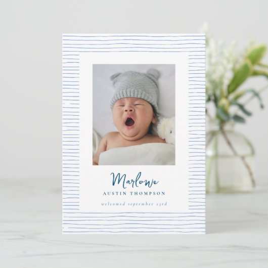 Klassieke Handgetekende Blauwe Gestreepte Geboorte Kaart (Staand voorkant)