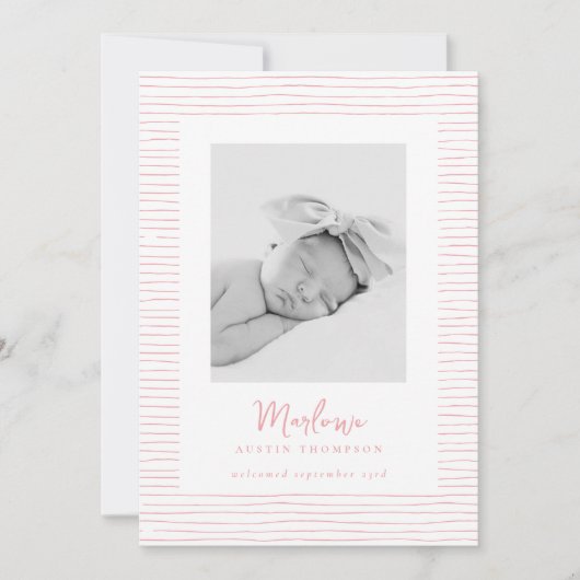 Klassieke Handgetekende Roze Gestreepte Geboorte A Kaart (Voorkant)