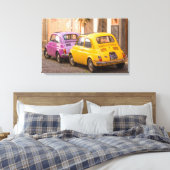 Klassieke italiaanse fiat 500 auto's in Rome Itali Canvas Afdruk (Insitu (Slaapkamer))
