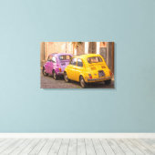 Klassieke italiaanse fiat 500 auto's in Rome Itali Canvas Afdruk (Insitu (Houten vloer))