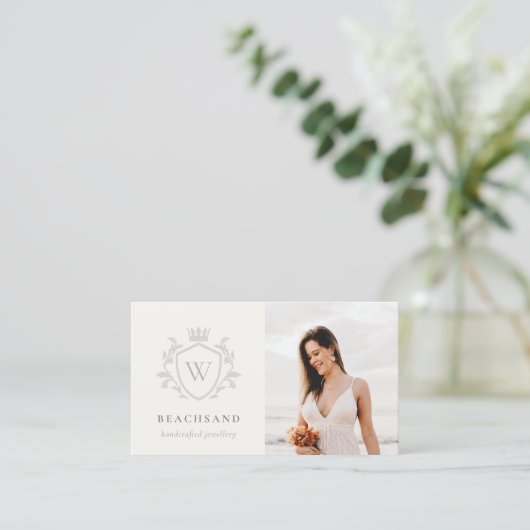 Klassieke Ivory Gray Monogram Floral Foto Crest Visitekaartje (Staand voorkant)