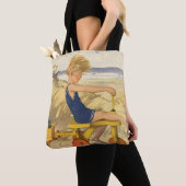 Klassieke jongen speelt op het strand met zand spe tote bag (Dichtbij)