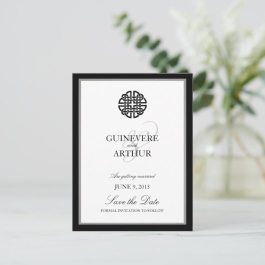 Klassieke Keltische Love Knot Wedding Save the Dat Aankondigingskaart (Staand voorkant)