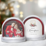 Klassieke Kerst Floral Crest Foto Sneeuwbol<br><div class="desc">Aan de voorzijde van dit unieke wereldbol is een fotosjabloon en een luxe rode gradiëntachtergrond te zien. De achterkant is voorzien van een formele maar feestelijke vakantie ontwerp met inbegrip van een klassieke hand-getekende gouden bloemkam geaccentueerd door een kleurrijke spray van rode en witte kerstbloemen en evergreens en bewerkbare tekstvelden....</div>