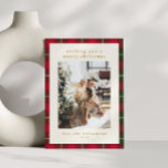 Klassieke Kerst Rood Groen Gespeeld Portret Foto Feestdagenkaart<br><div class="desc">Leg de warmte en de traditie van de feestdagen vast met deze rode en groene plaid kerstkaart. Het tijdloze tartan-ontwerp, met kruisende lijnen van geel en donkergroen, geeft een gezellige, feestelijke touch aan uw vakantiegroeten. Perfect voor het tonen van uw favoriete familiefoto's, deze achtergrond voegt een vrolijk en nostalgisch gevoel...</div>