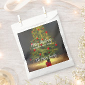 Klassieke kerstboom met rode ballen op donkergrijs bedankzakje (Geknipt)