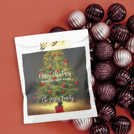 Klassieke kerstboom met rode ballen op donkergrijs bedankzakje