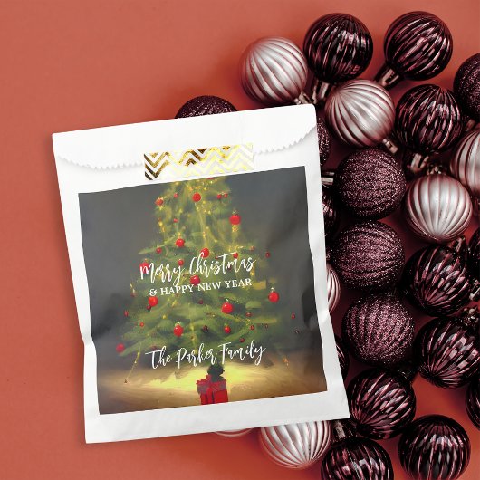 Klassieke kerstboom met rode ballen op donkergrijs bedankzakje