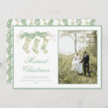 Klassieke kerstkousen Garland  Foto Feestdagenkaart<br><div class="desc">Waterverf kerstkleppen Groene Fotovakantie Kaart. Deze prachtige kerstfotokaart is voorzien van een waterverf kersttuin met witte bogen als lijst voor één foto. De achterkant van de uitnodiging zijn kerstgerechten met kerstgarland en bogen. Het is perfect als je op zoek bent naar een klassieke, zuidelijke, grootmilleniale kerstfotokaart. Bericht me voor om...</div>