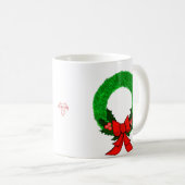 Klassieke Kerstkrans met Rode Strik Koffiemok (Voorkant rechts)