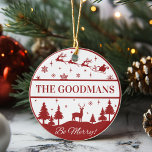 Klassieke Kerstman en Sleigh Gepersonaliseerde Ker Keramisch Ornament<br><div class="desc">Dit klassieke rood-witte kerstornament zal nog jaren een aandenken zijn voor de familie. Het rood-witte ontwerp toont de Kerstman en zijn rendieren die door de nacht vliegen over een hert omringd door pijnbomen met de woorden "Be Merry". Personaliseer door uw familienaam of speciale tekst toe te voegen.</div>