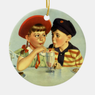 Klassieke kinderen, jongen en meisje delen een mil keramisch ornament