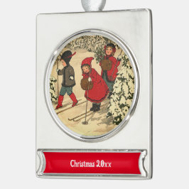 Klassieke Kinderen Skiën Door een Besneeuwd Bos Verzilverd Banner Ornament