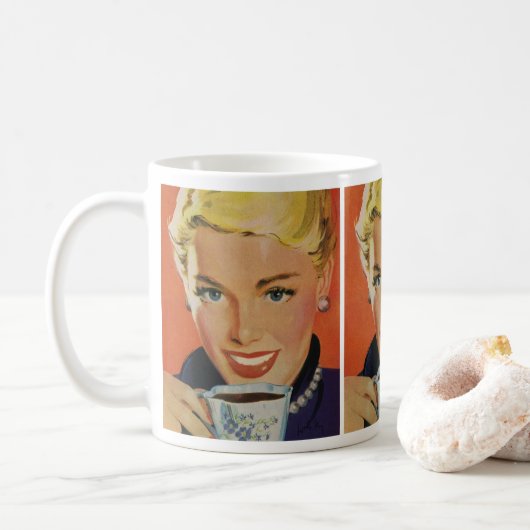 Klassieke koffie, gelukkige vrouw met retro koffie koffiemok (Met donut)