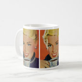 Klassieke koffie, gelukkige vrouw met retro koffie koffiemok (Voorkant links)