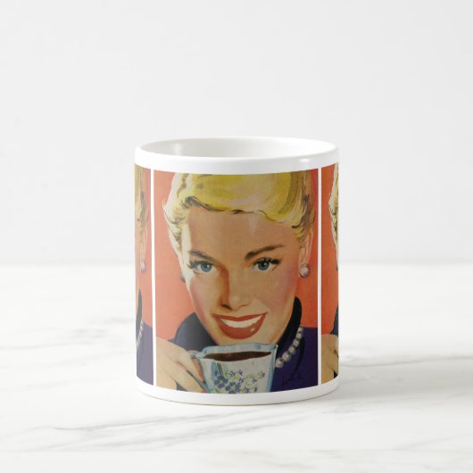 Klassieke koffie, gelukkige vrouw met retro koffie koffiemok (Center)