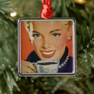 Klassieke koffie, gelukkige vrouw met retro koffie metalen ornament