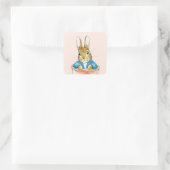 Klassieke konijn zit in een pot vierkante sticker (Tas)