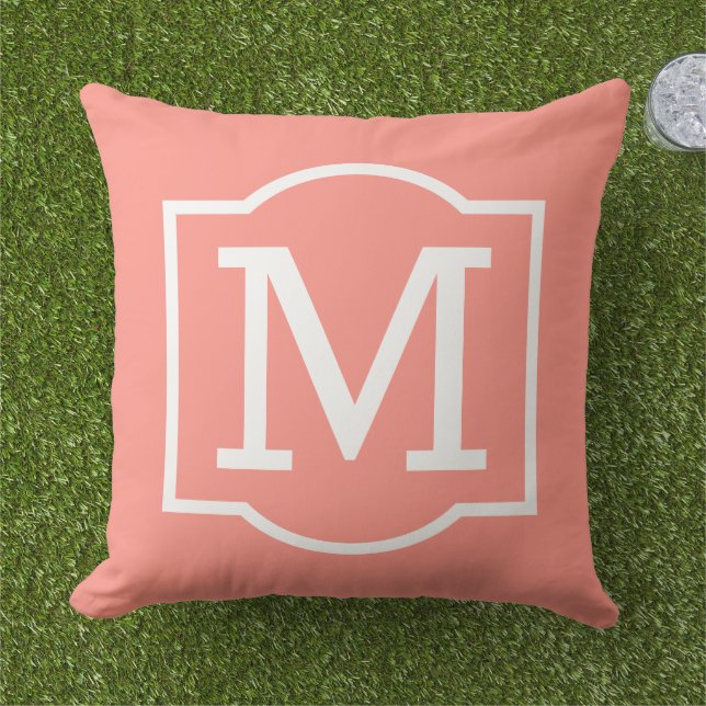 Klassieke Koraal Witte Beugel Monogram Buitenkussen (Gras)